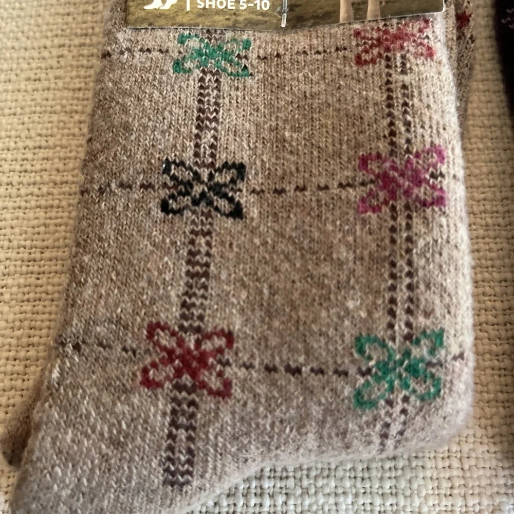 Women's Lamb Wool Blend Winter Socks, Christmas Snowflakes– Warm Soft Crew Sox
